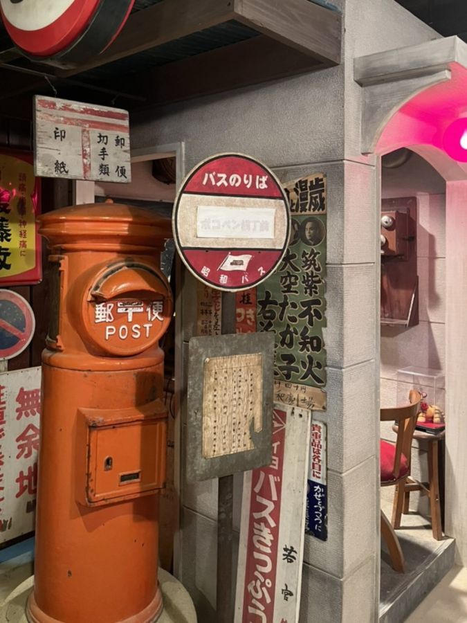 所狭しと展示される昭和30年代の車や家具、おもちゃ