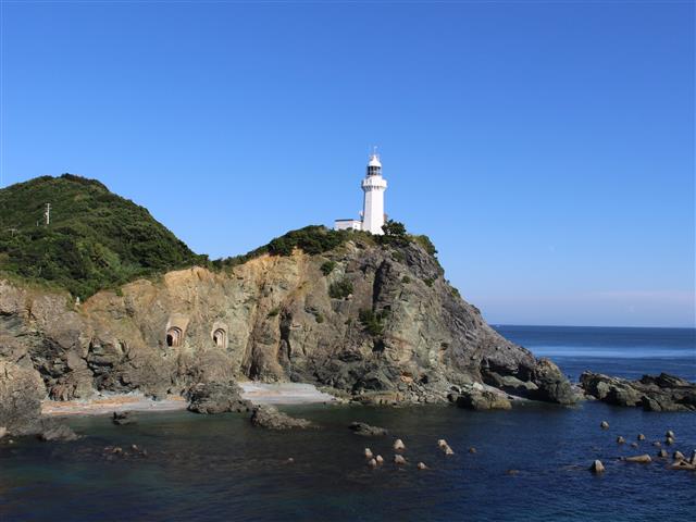 断崖の上に立つ白い灯台