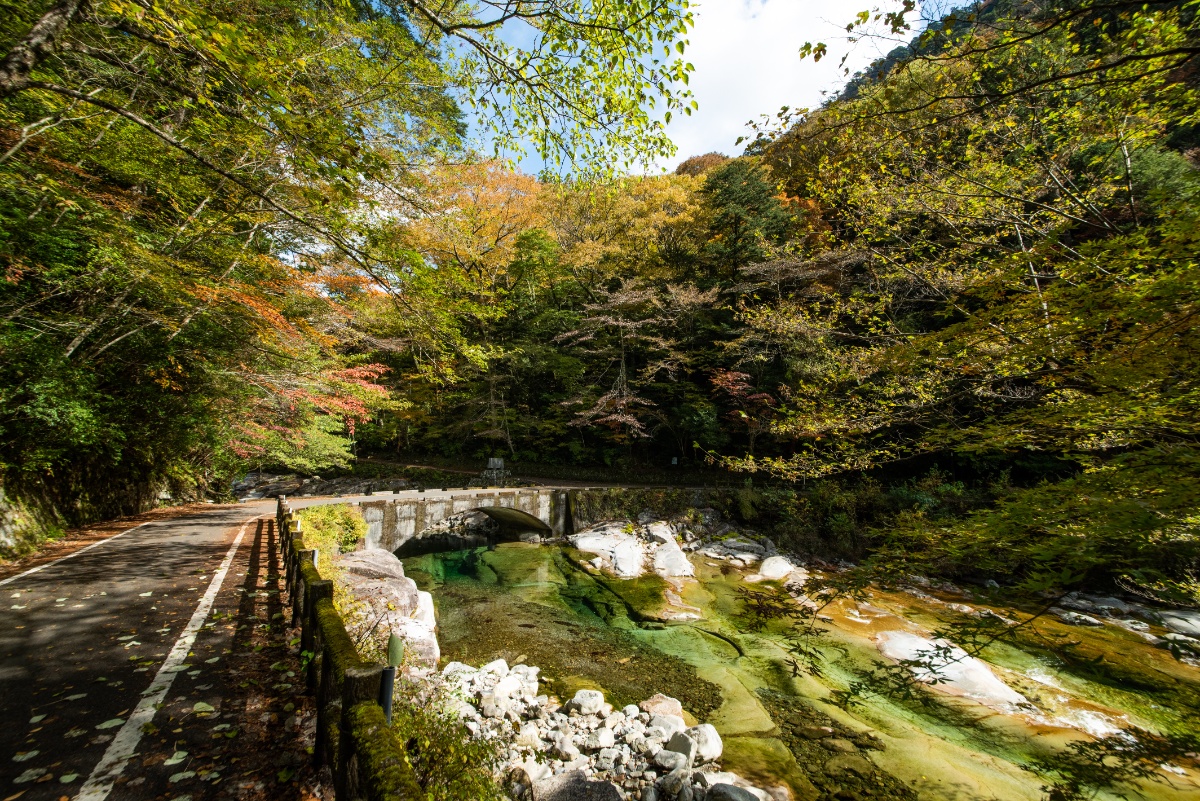 「面河渓」のみどころのひとつ「五色河原」