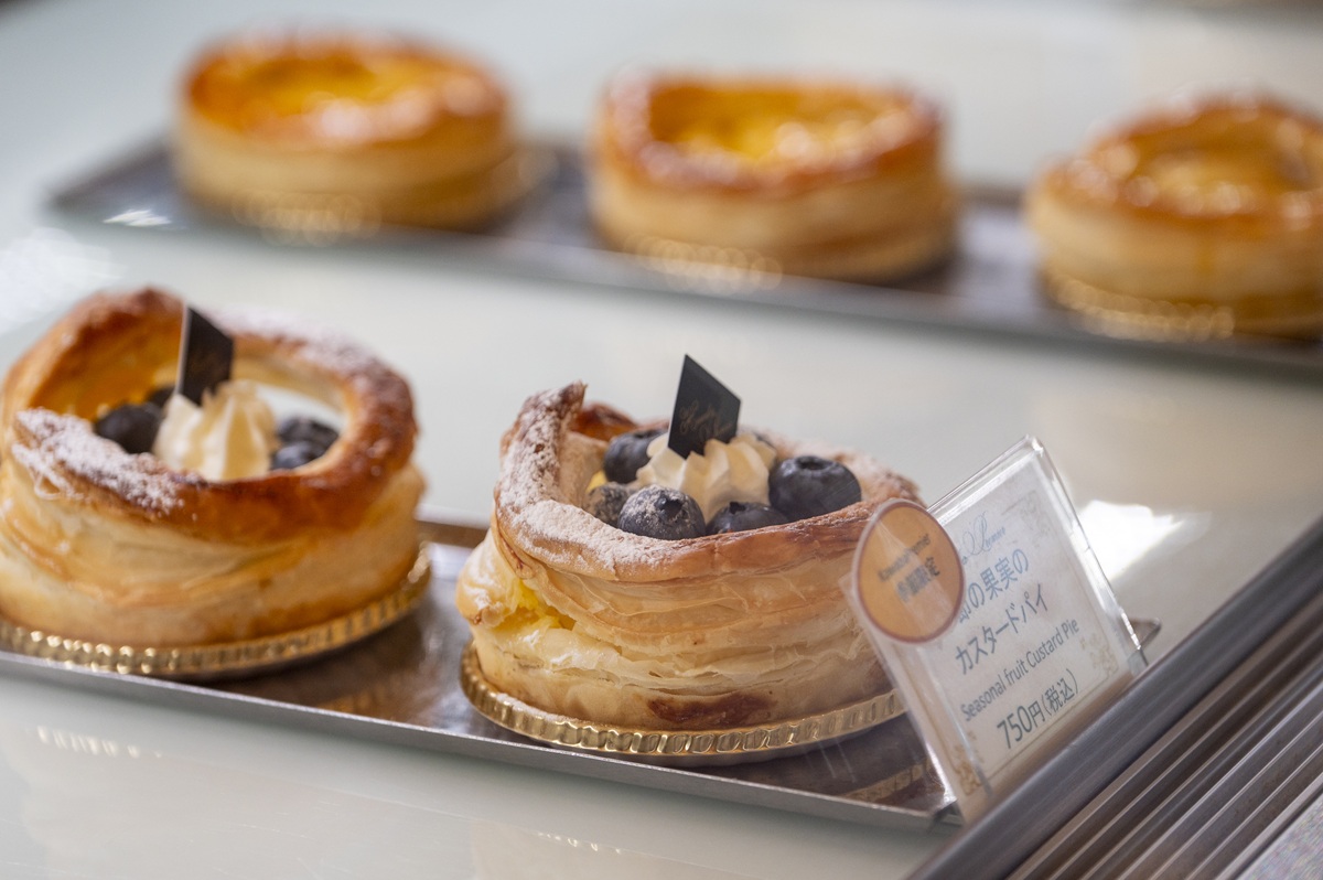手前はブルーベリーパイ700円、奥はアップルパイ650円