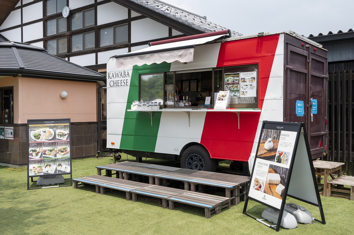 道の駅の敷地内にあるカワバチーズのキッチンカー