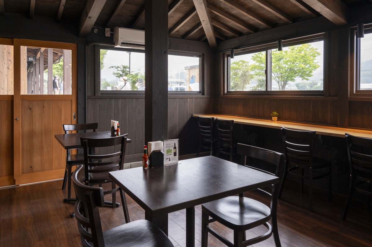 店内はウッディで落ち着ける雰囲気