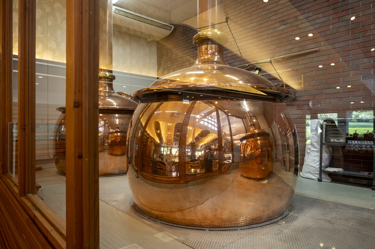 店内のタンクで醸造したできたてビールが味わえる