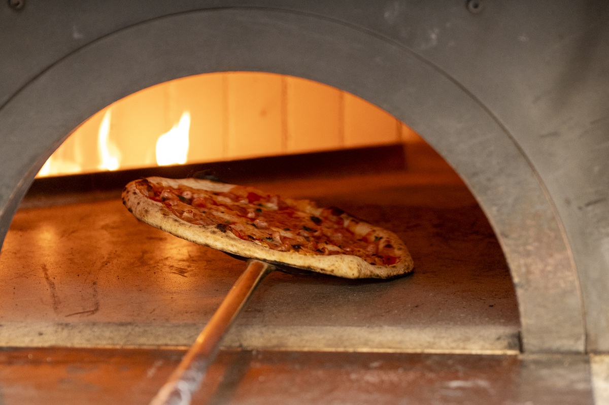 石窯の遠赤外線効果で一瞬で焼きあがる