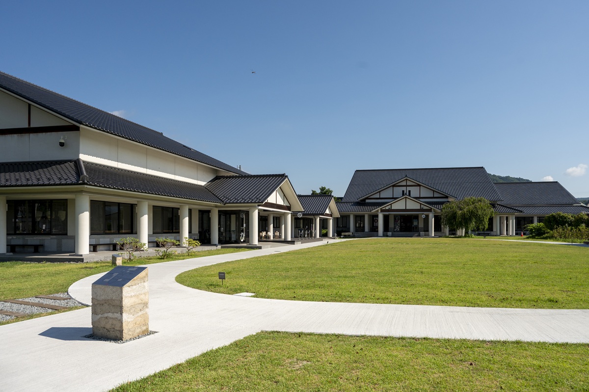 「道の駅 にしじま和紙の里かみすきパーク」開放的なスペースに3つの建物が立つ