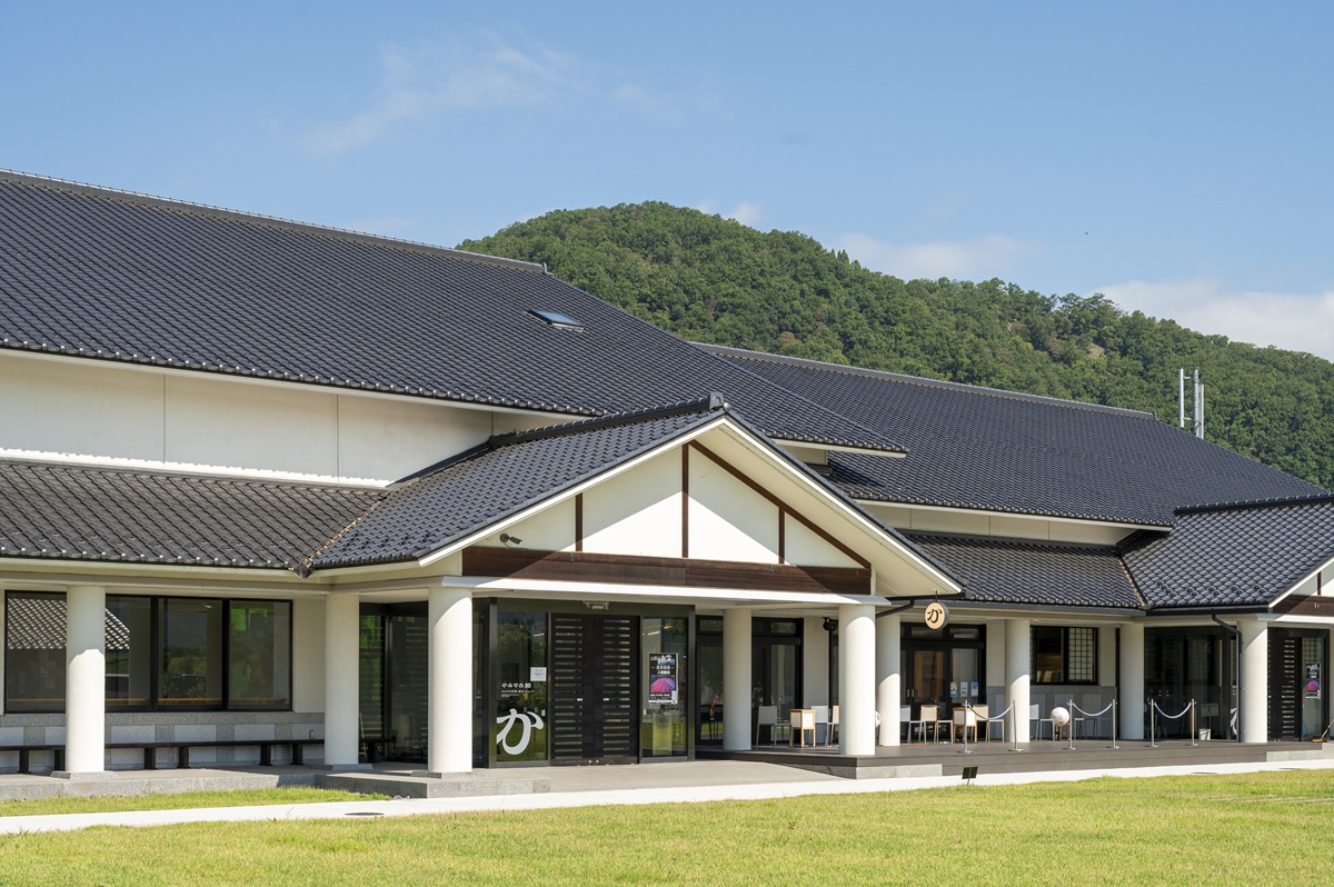 「道の駅 にしじま和紙の里かみすきパーク」。正面向かって左（敷地の西端）にある「かみすき館」