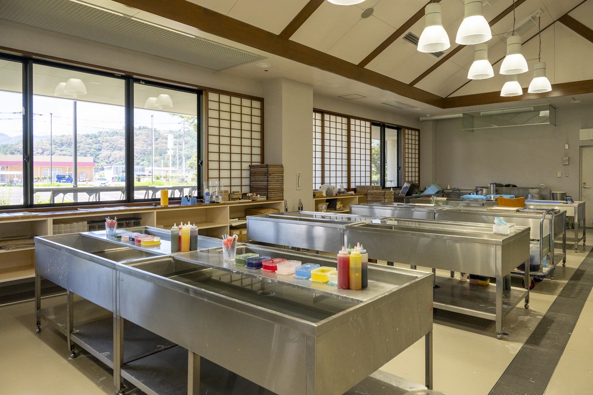 「道の駅 にしじま和紙の里かみすきパーク」。紙漉き体験コーナー