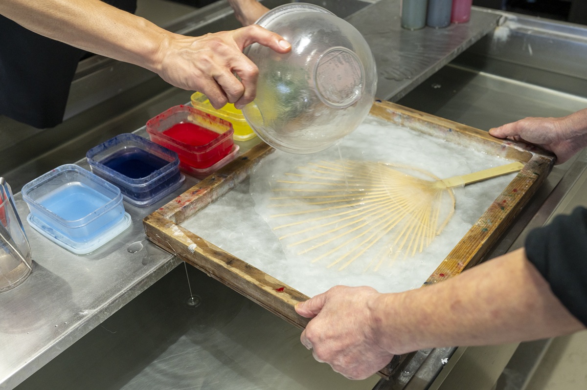 「道の駅 にしじま和紙の里かみすきパーク」。うちわの骨に和紙の原料となる「ネリ（粘りのある液体）」をつける