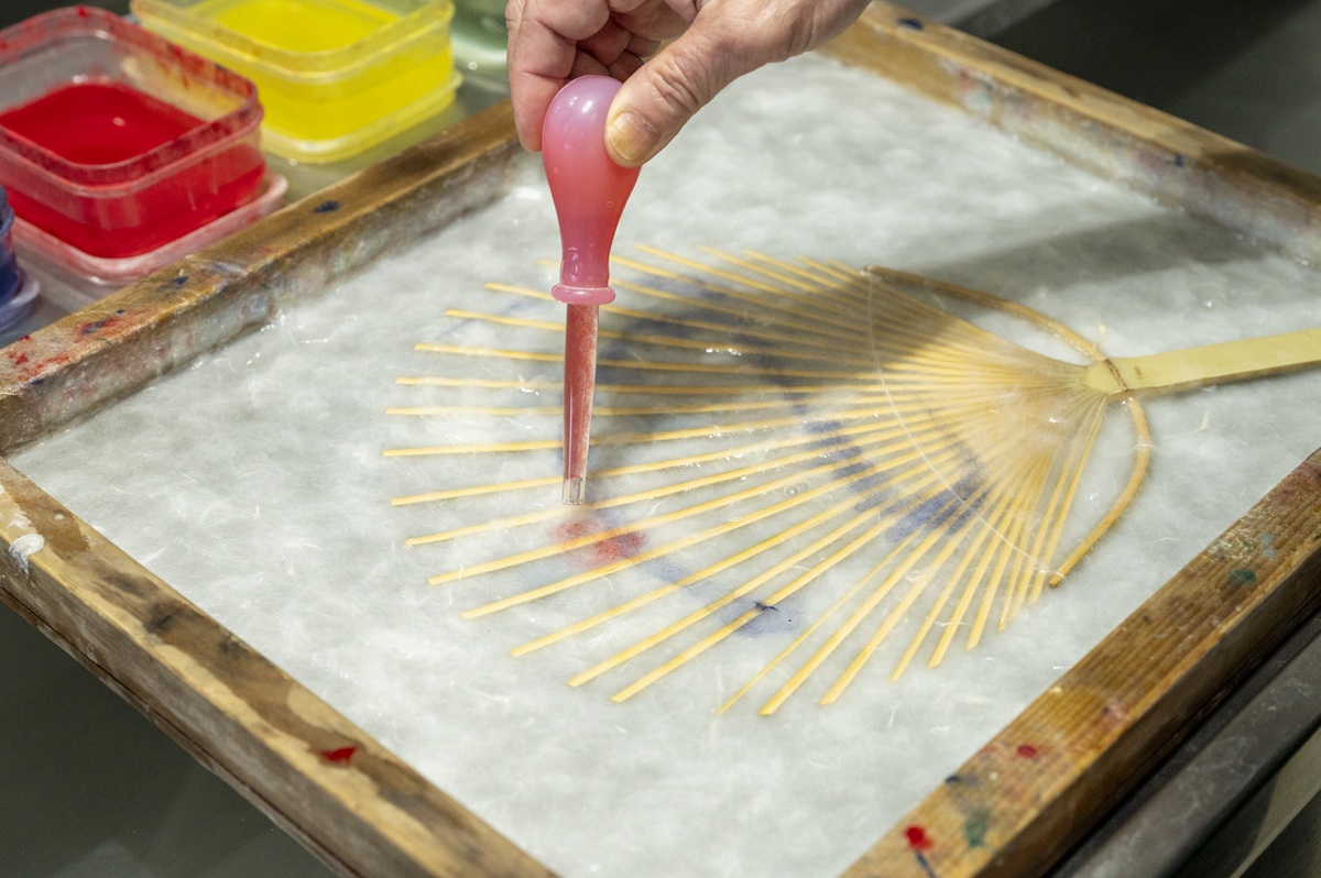 「道の駅 にしじま和紙の里かみすきパーク」。好きな模様を描く