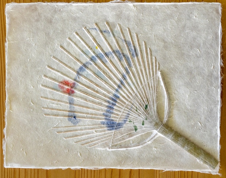 「道の駅 にしじま和紙の里かみすきパーク」。作り終えたら約40分間乾燥してもらって、これが完成形。自分で切り抜いてうちわにしますが、このままタペストリーにしてもよさそう