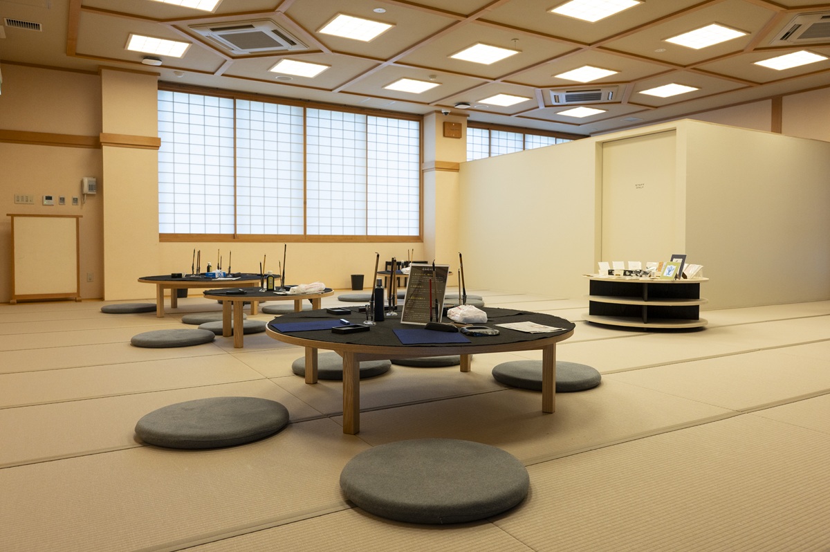 「道の駅 にしじま和紙の里かみすきパーク」筆も墨も卓上に準備されています