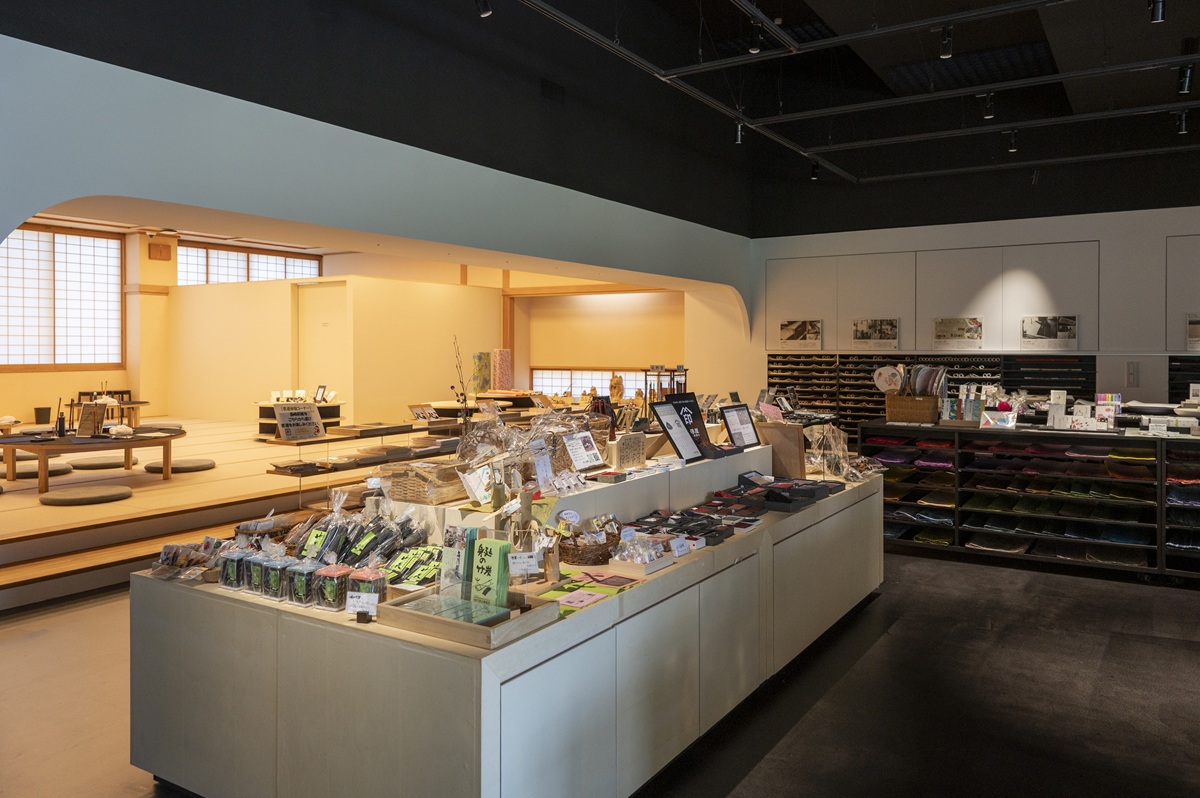 「道の駅 にしじま和紙の里かみすきパーク」ギフトショップ。奥の和室は書道体験コーナー