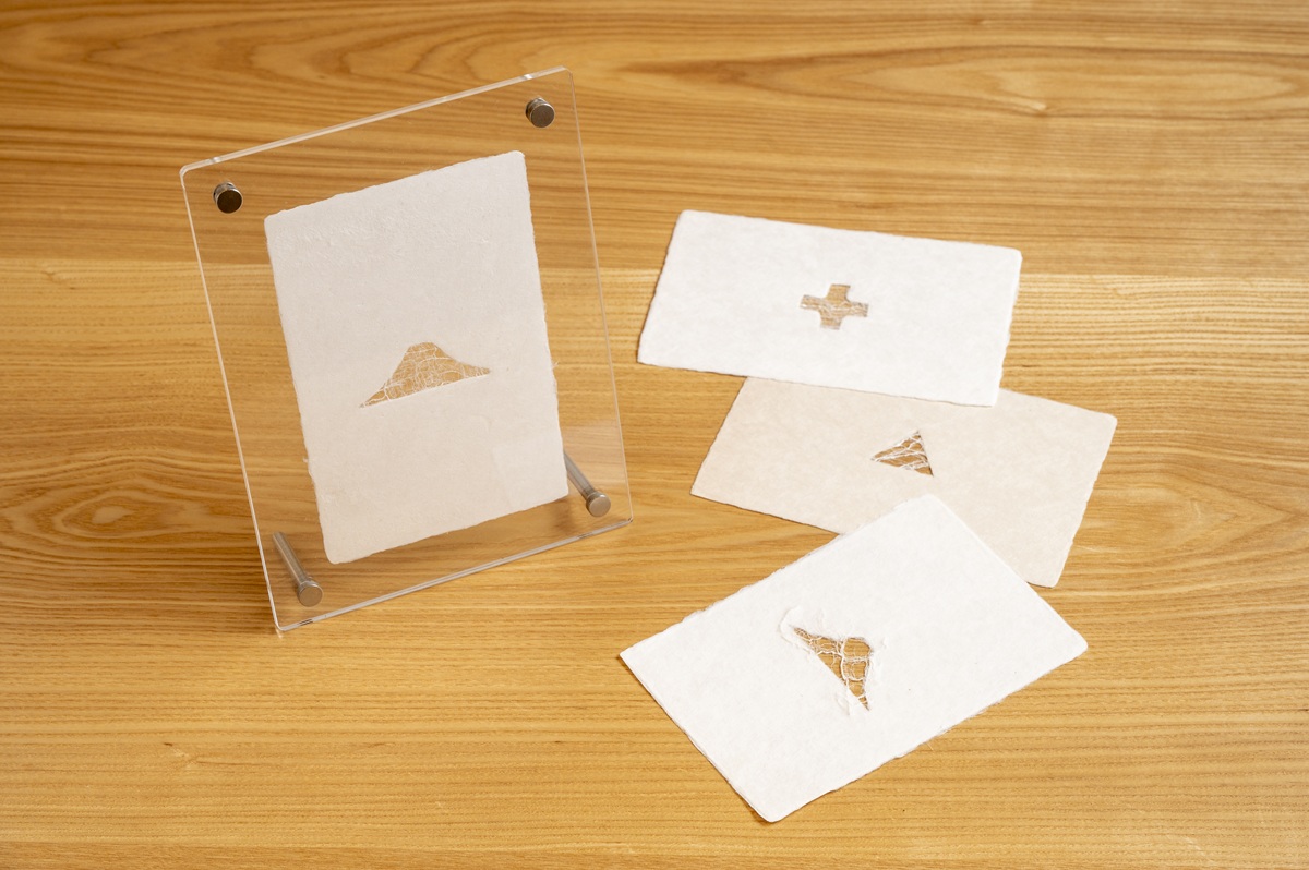 1枚300円　透過光を楽しむ小物にもハガキにも使えそう