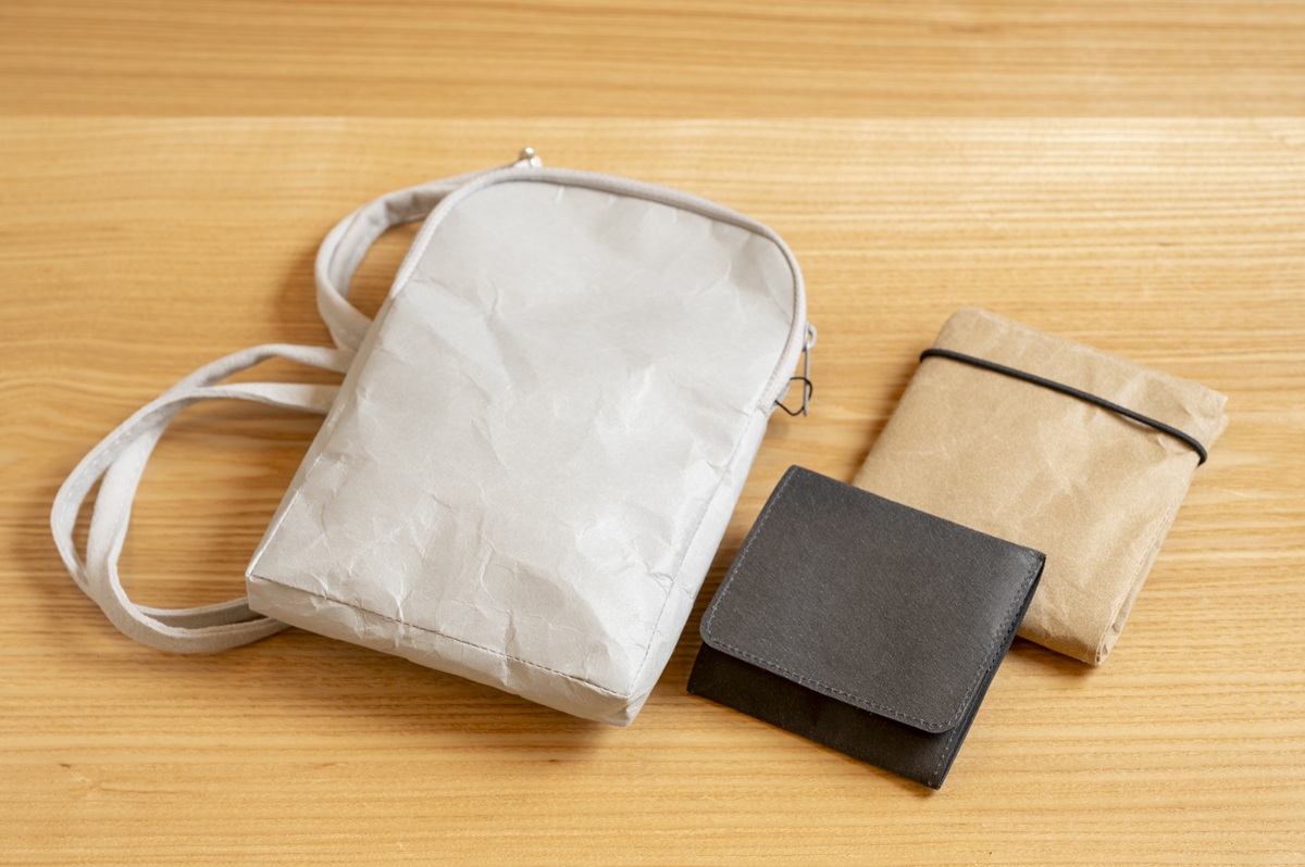 左からフォンバッグ5280円、コインケース2750円、二つ折り財布4950円