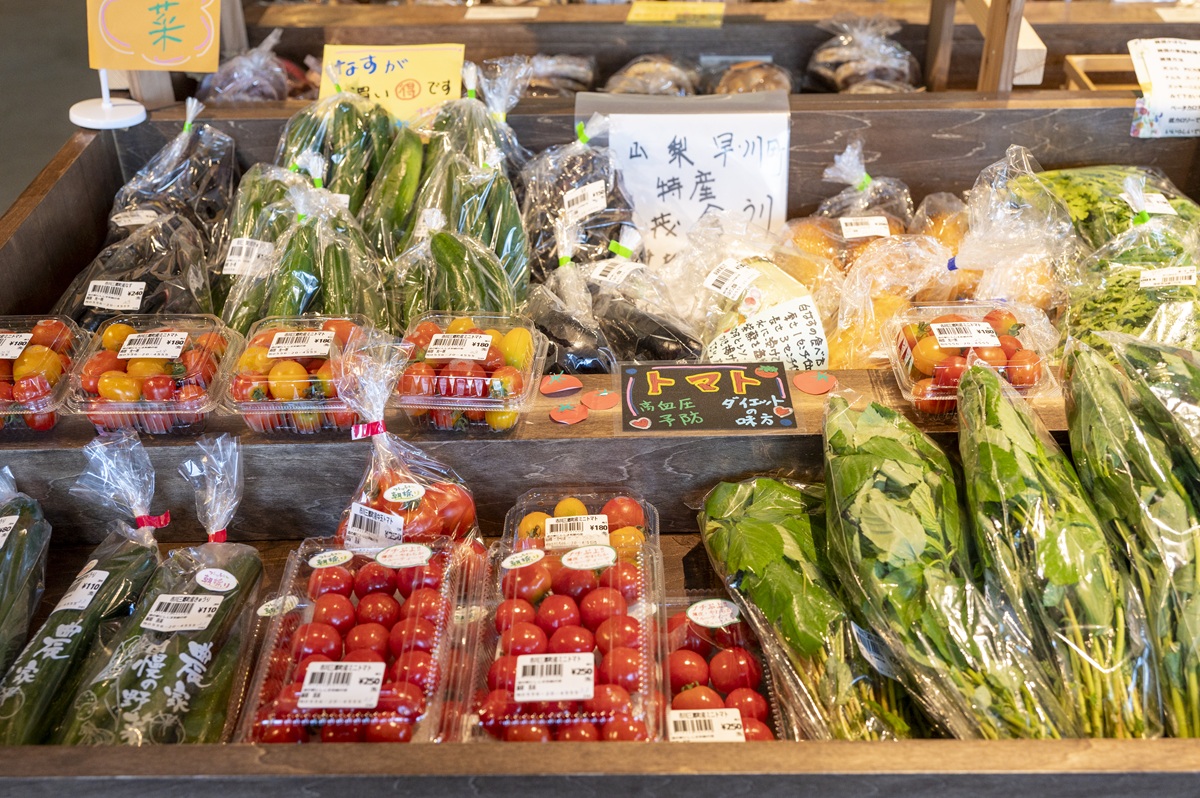 「道の駅 にしじま和紙の里かみすきパーク」作り手の存在が感じられる丁寧に包装された新鮮な野菜