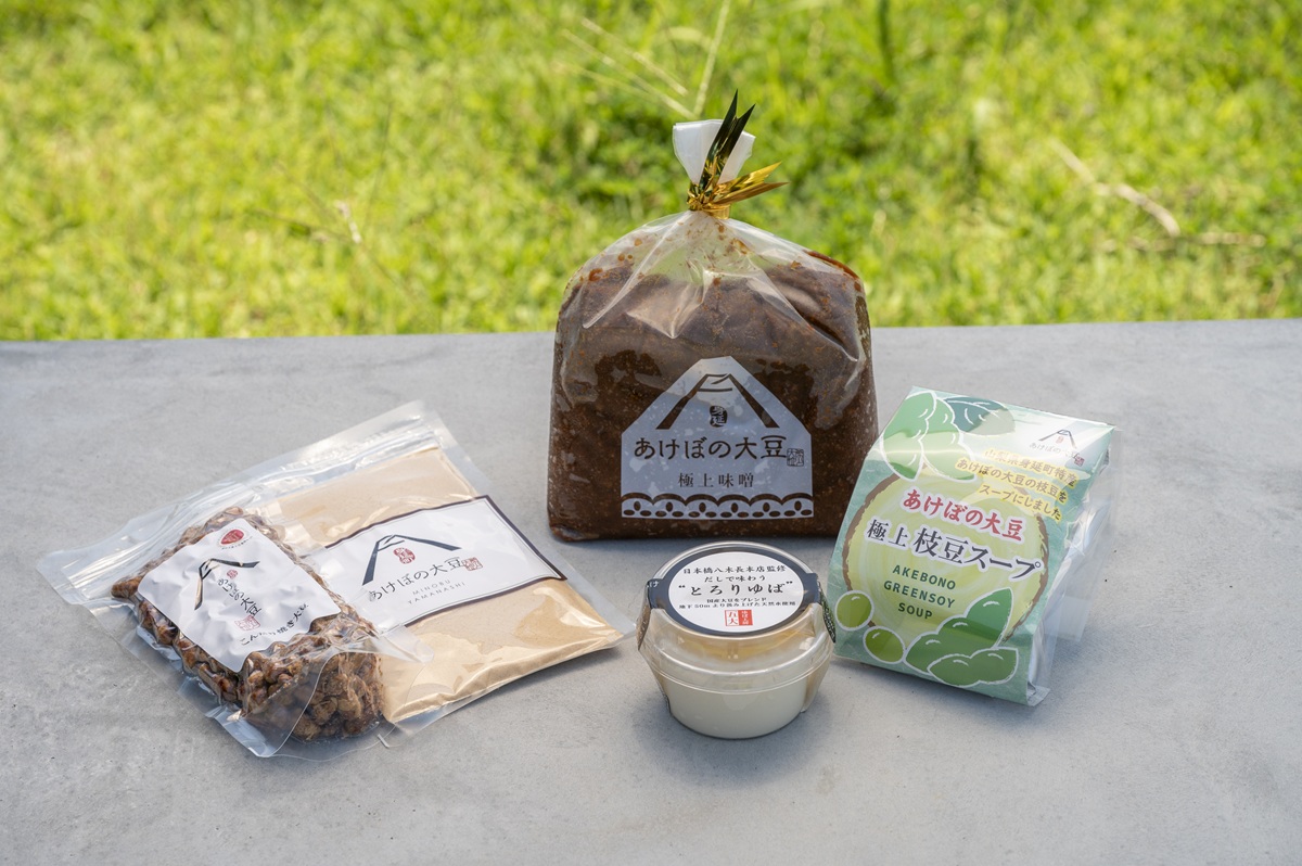 「道の駅 にしじま和紙の里かみすきパーク」手前左からこんがり焼き大豆540円、あけぼの大豆きな粉540円、だしで味わうとろりゆば700円。奥左からあけぼの農園極上味噌1620円、あけぼの農園枝豆スープ540円