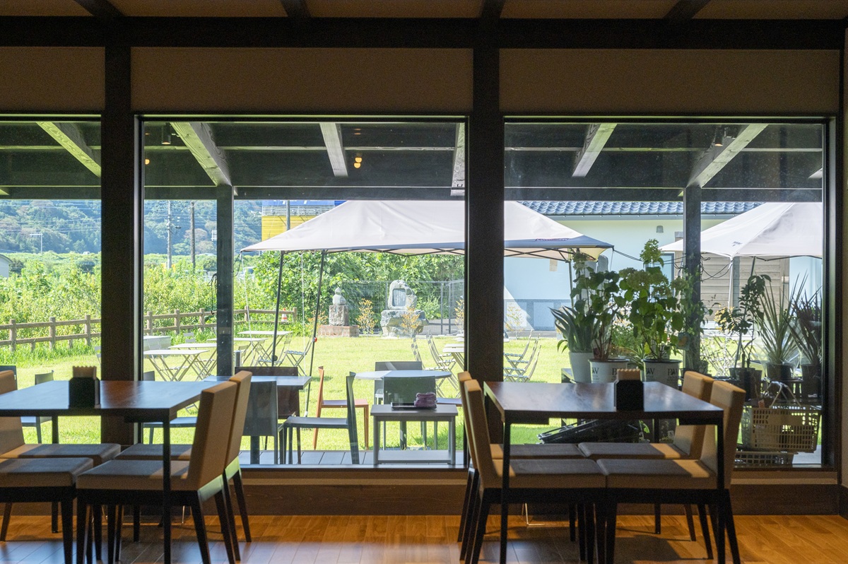 「道の駅 にしじま和紙の里かみすきパーク」大きな窓から外を見晴らす客席