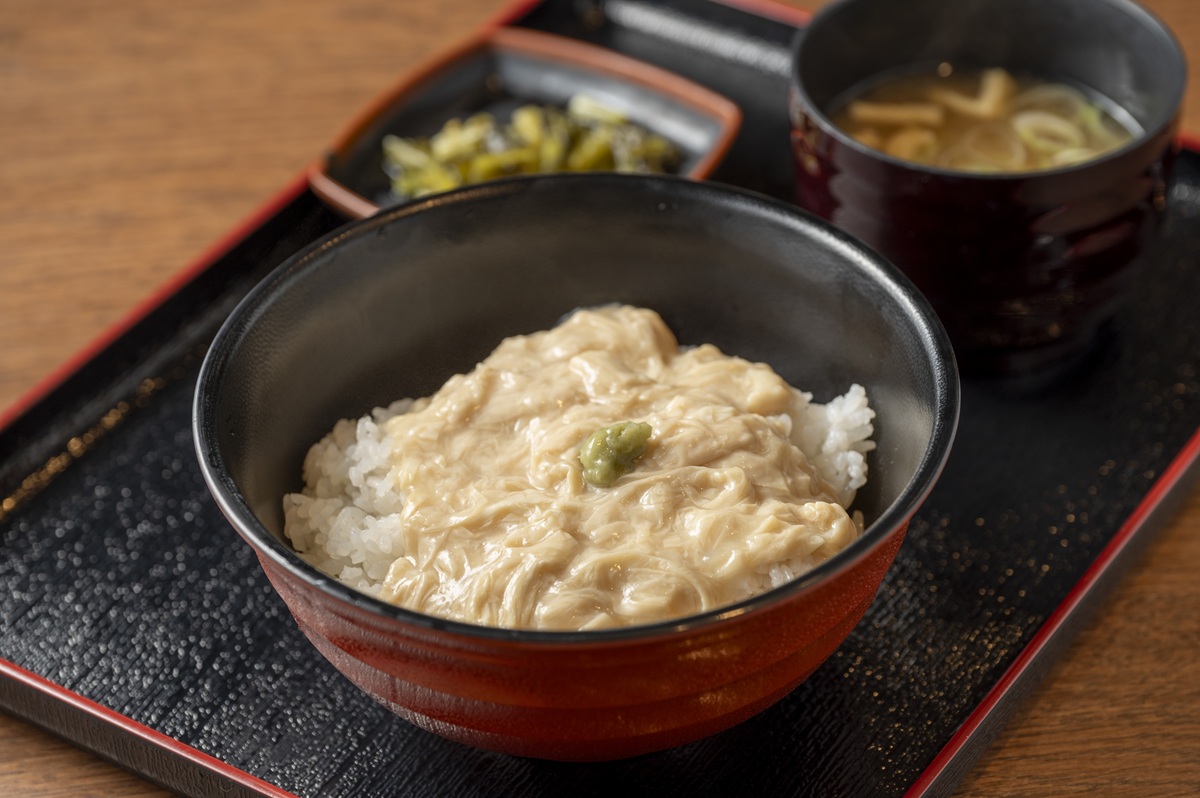 「道の駅 にしじま和紙の里かみすきパーク」とろりとしたゆばと出汁風味がベストマッチのゆば丼1000円