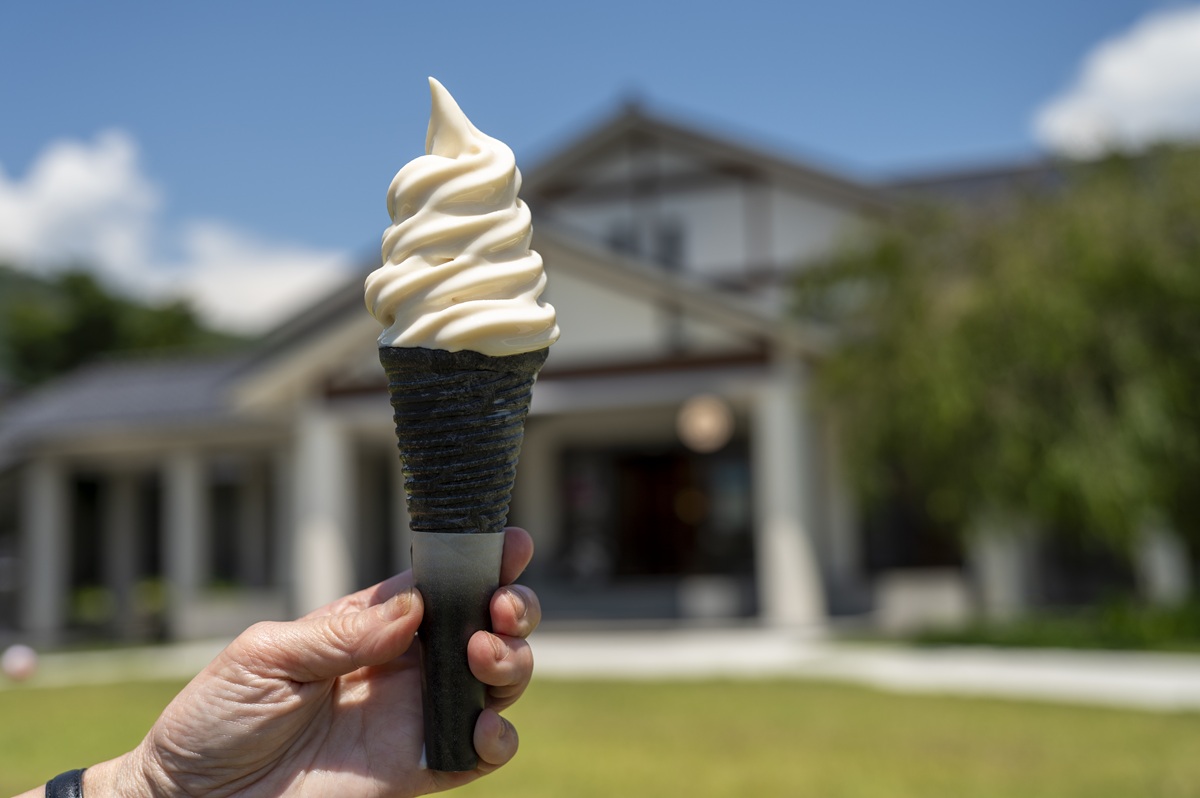 豆乳で作ったリッチな風味のゆばミルクソフト350円。テイクアウトもOK