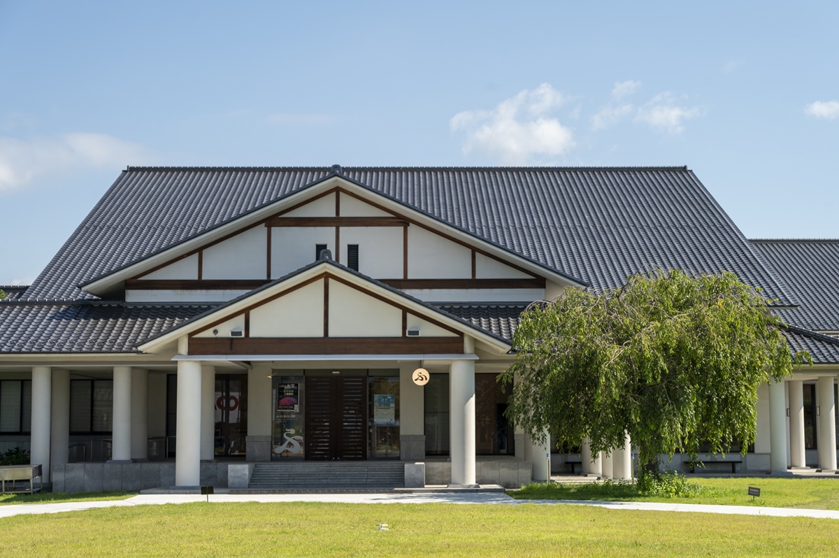 「道の駅 にしじま和紙の里かみすきパーク」入口正面（敷地の北端）に立つ「ふれあい館」