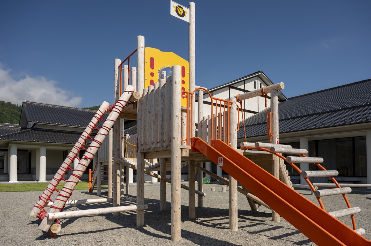 「道の駅 にしじま和紙の里かみすきパーク」「ふれあい館」の外にある遊具広場