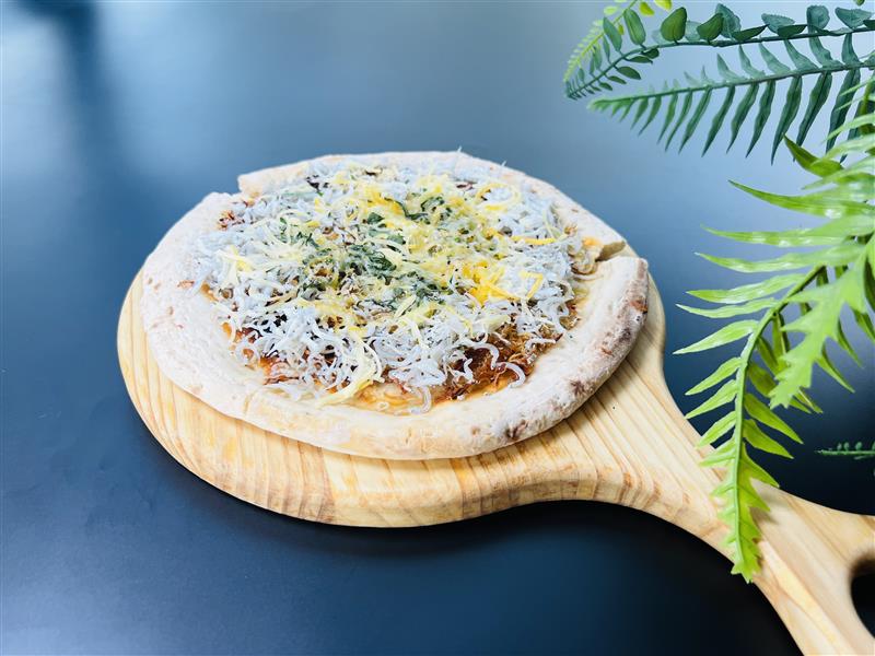 「しらすと玉ねぎの3色チーズピザ」