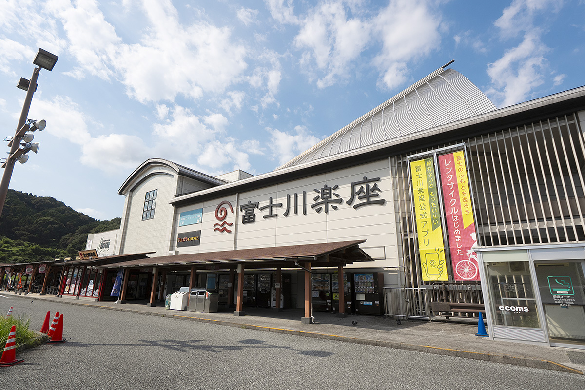 富士川SAと往来できる入り口は建物3階に位置します