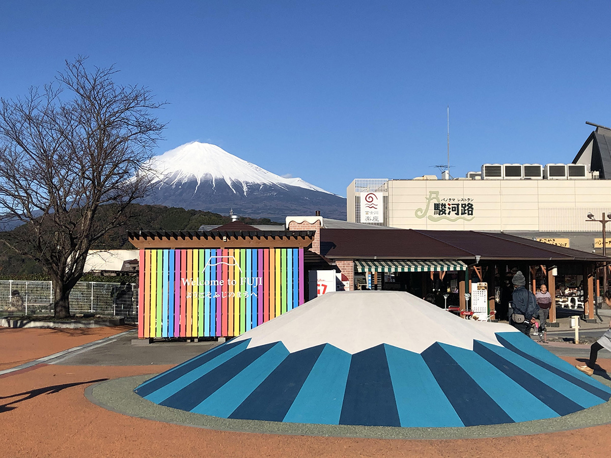 富士山モニュメントの「にこふじ」は富士山を背景に写真撮影ができる人気のフォトスポット