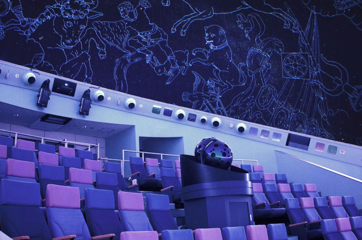直径14mのドームスクリーンで楽しむプラネタリウム