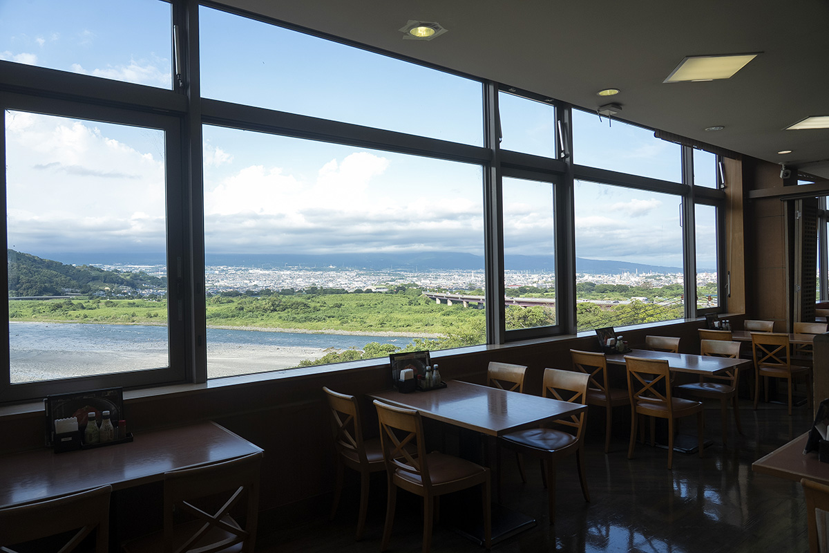 パノラマレストラン駿河路。天気が良ければ富士山も見えます