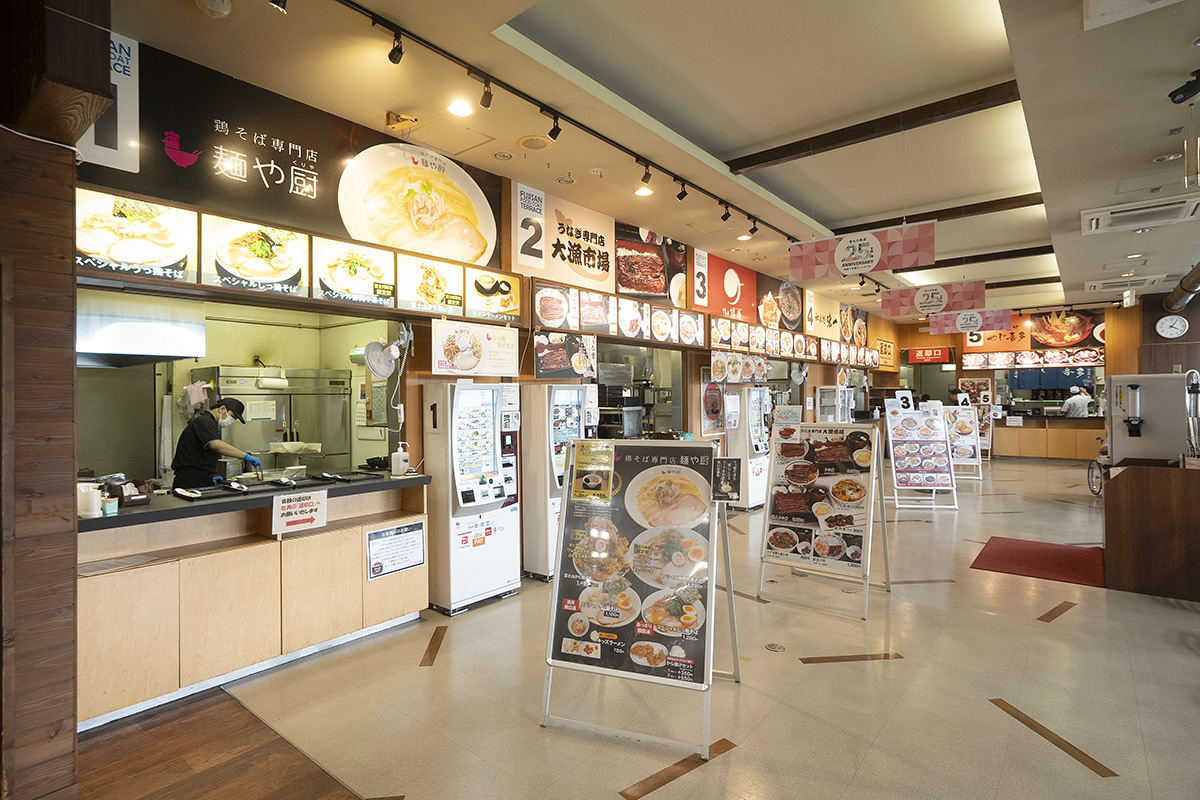 3階にある「富士山フードコートテラス」。座席からは富士山も展望できます