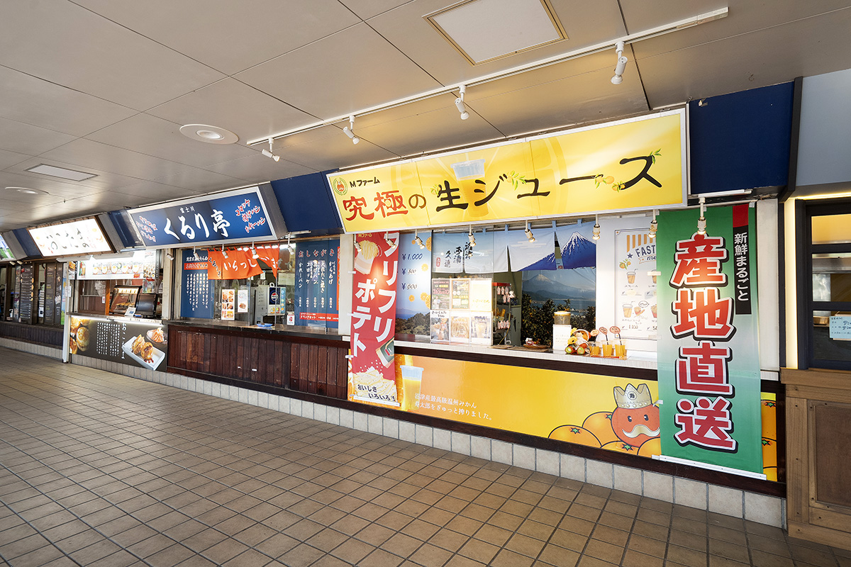 軽食やジュースなどテイクアウトフードが並ぶ「うまいっ処」