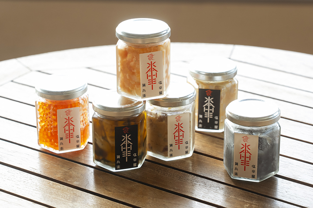 定番商品「賀兵衛のいか塩辛」1200円をはじめ、イクラ醤油漬け、牡蠣オイル漬けなど多彩な商品がそろう