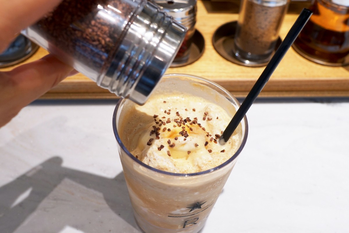 「スターバックス リザーブ® エスプレッソ アフォガート フラペチーノ®」カスタマイズ：カカオニブ