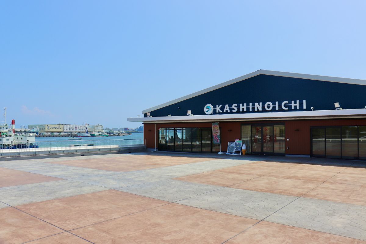 仲卸業者が直接販売する日本初の施設として、2001年にオープン