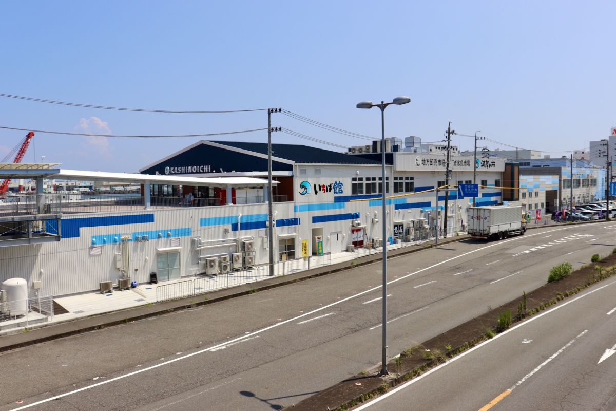 まぐろ橋から見えるいちば館