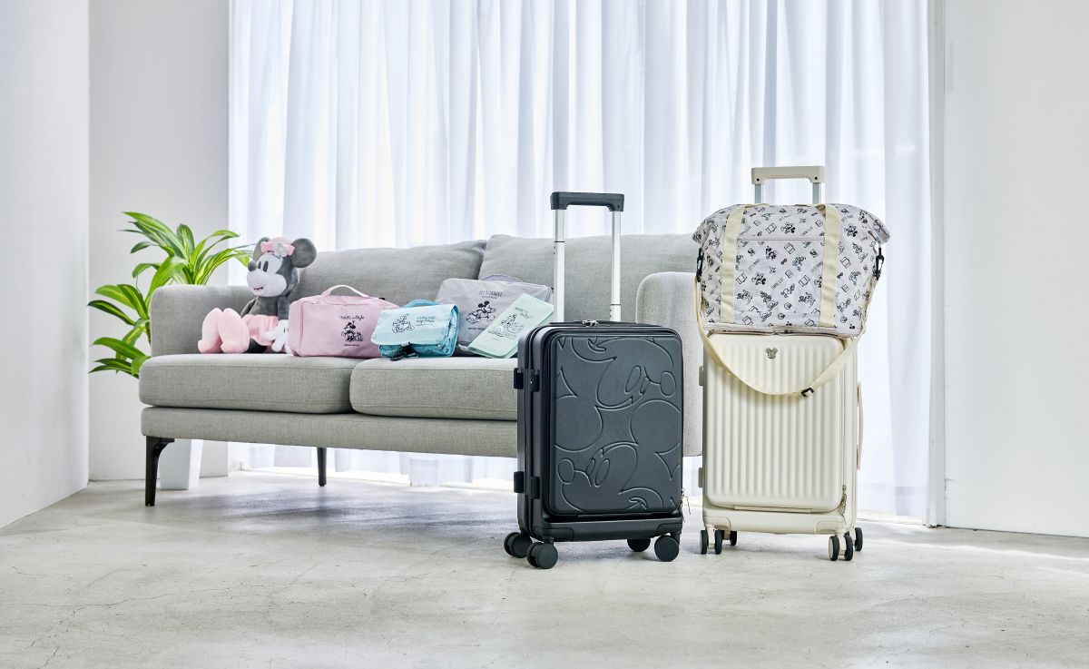 スーツケース 各1万9000円 ポケッタブルバッグ 3800円 ブランケット ぬいぐるみポーチ付き 4900円 圧縮ポーチ M 2000円 圧縮ポーチ S 1800円 バニティポーチ 2000円 ガジェットポーチ 1800円