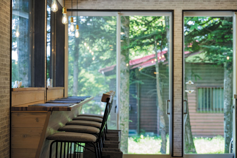 大きな窓は開放感があり、軽井沢の自然をより一層楽しめる