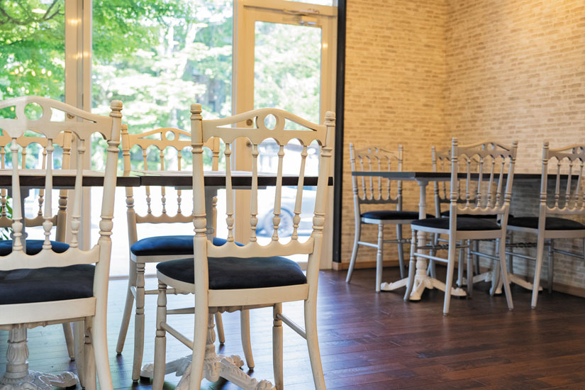 カウンター席とテーブル席があり、ゆとりある店内