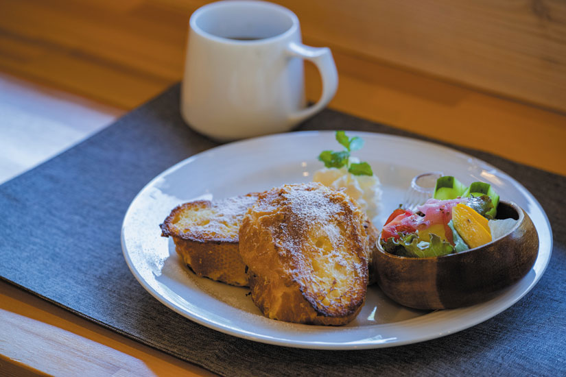 優しい甘さをしっかりと感じられるフレンチトースト。付け合わせのサラダもフレッシュで美味しい