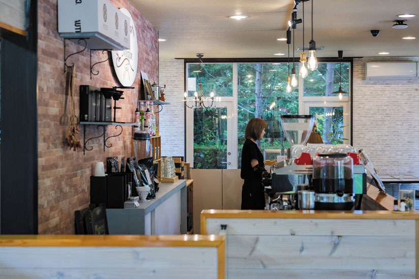 ご夫婦で切り盛りしている店内は、柔らかい雰囲気で過ごしやすい