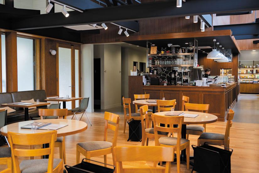 店内はシックな色調で落ち着いた雰囲気