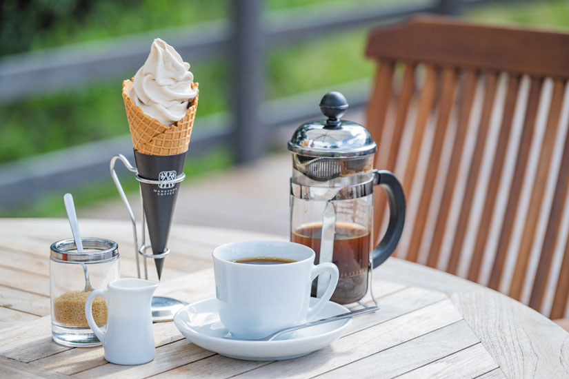 コーヒーとソフトの相性が抜群の「モダンブレンド＆ソフトセット」1000円は店舗限定