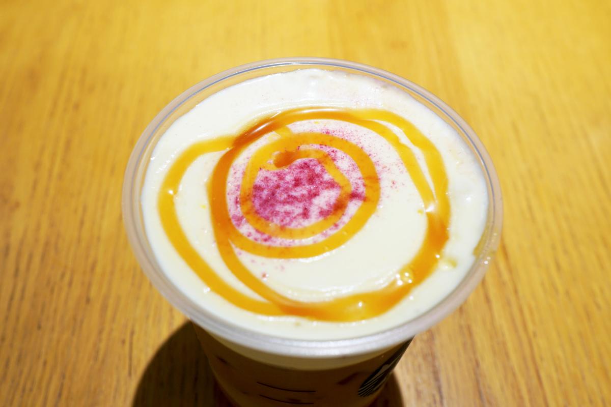 「ほうじ茶香る 焼き芋 ムース ティー ラテ」カスタマイズ：キャラメルソース