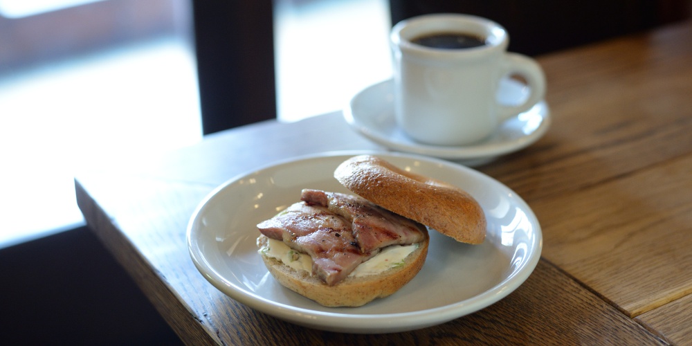 【京都】「Cafe AUSGANG」でモーニングを。花街情緒あふれる空間でベーグルサンドを堪能！