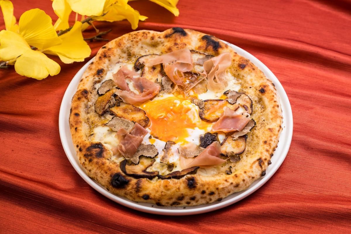 RIGOLETTO ROTISSERIE AND WINE 「イタリア産ポルチーニのビスマルクピザ」2500円 