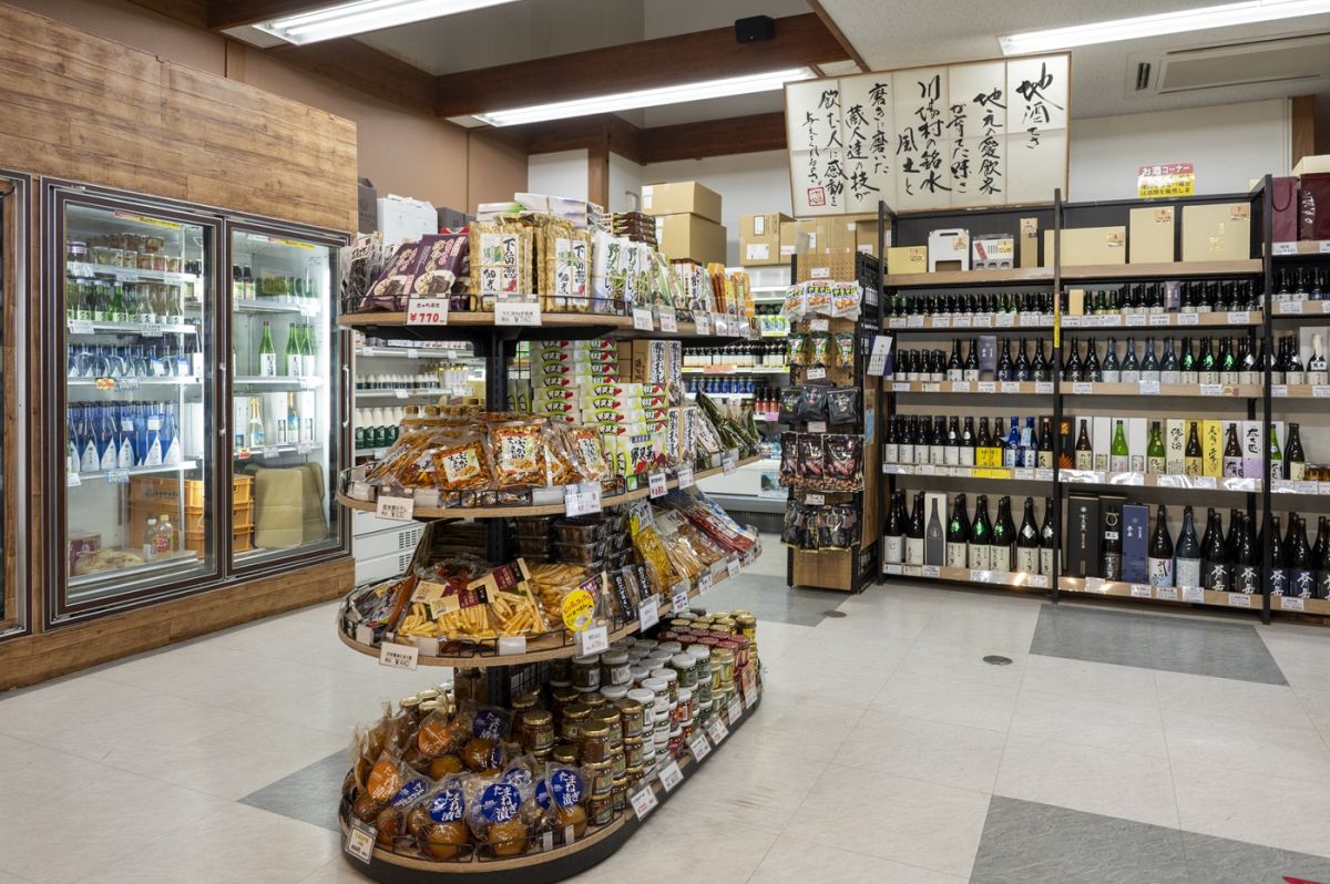 川場らしさを感じさせる選りすぐりの加工品が並ぶ。村内に２軒ある蔵元の地酒の銘柄も幅広く揃えている