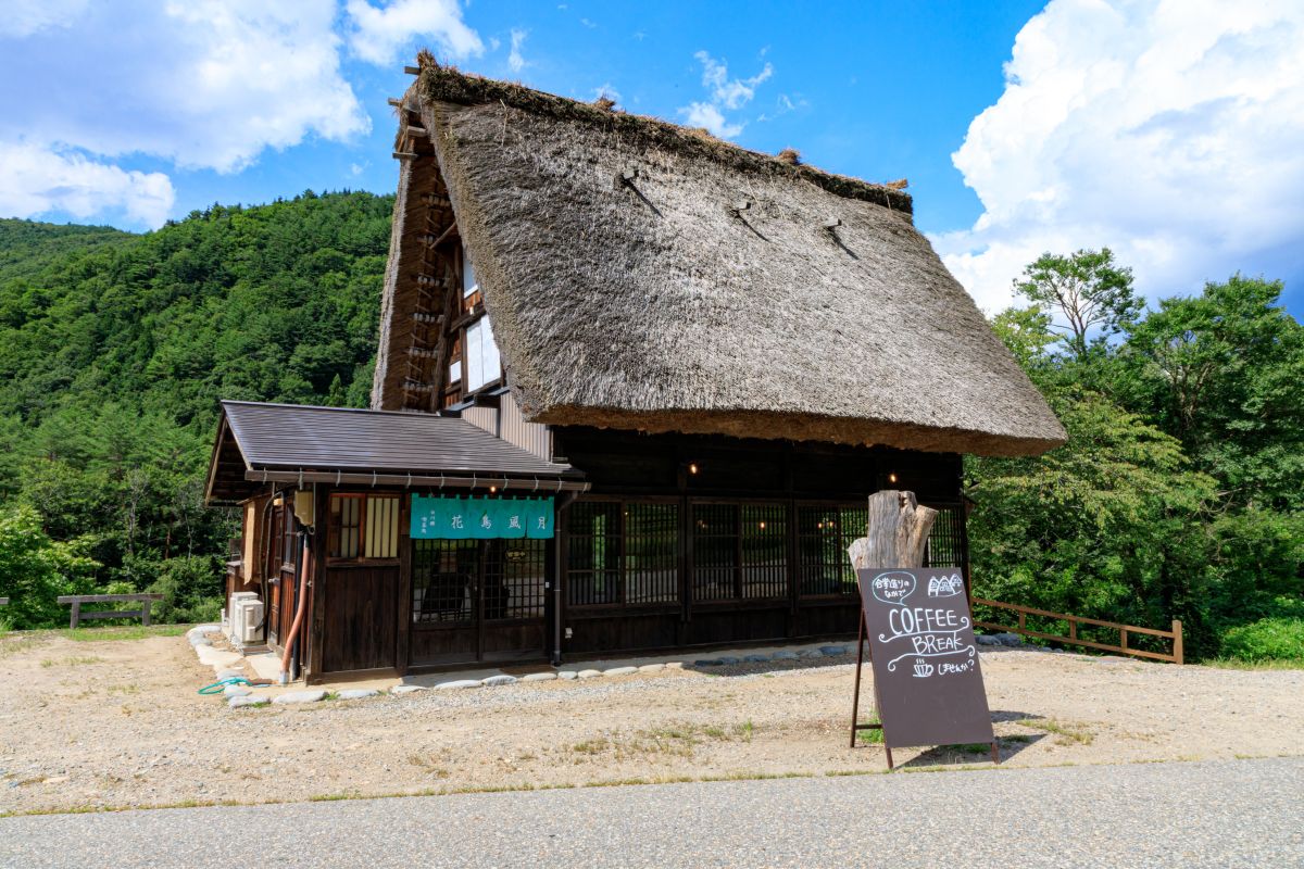 『花鳥風月, 中央にドリップコーヒー』『異世界海浜町』※2点 白川郷喫茶処 花鳥風月】2025年2月オープン! 白川郷に新しいお