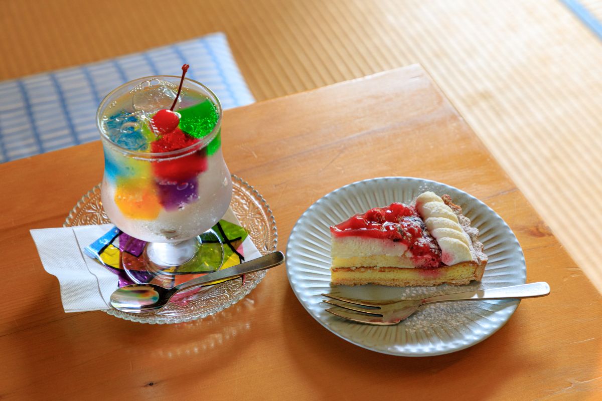 『花鳥風月, 中央にドリップコーヒー』『異世界海浜町』※2点 花鳥風月, 中央にドリップコーヒー』『異世界海浜町』※2点