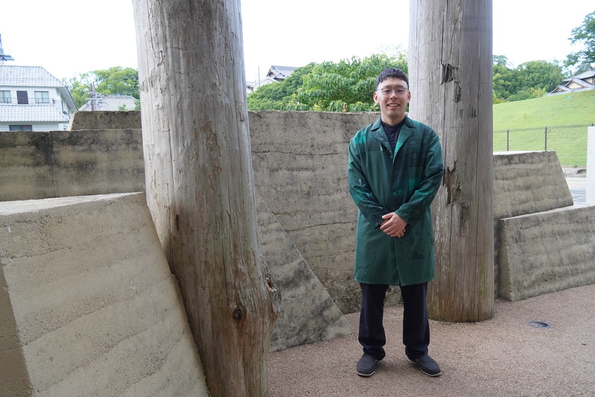 「MIROKU 奈良」エントランスの丸太